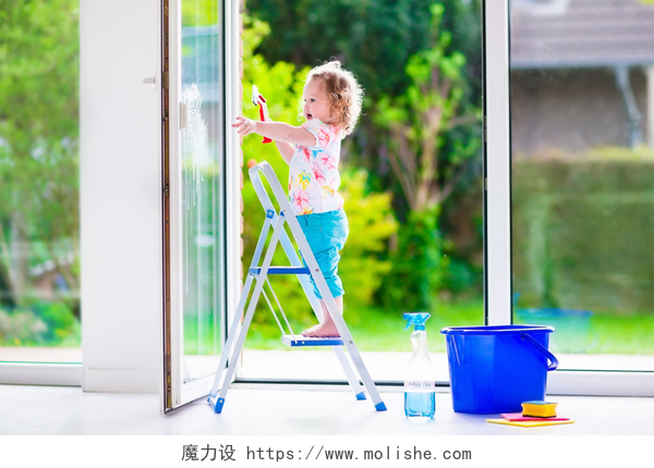 小女孩在梯子上清洁门窗小女孩洗一个窗口